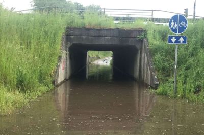 Onsdag eftermiddag ramte et skybrud Herning, hvilket blandt andet gav problemer ved Holstebrovej. Natten til lørdag kan endnu en stor mængde regn ramme lokalt. Foto: Privatfoto
