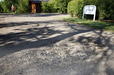 Dette vejhul foran Fasterholt Varmecentral var i maj årsag til en handicappet mands solouheld. I baggrunden Sø- og Fritidsklubbens bådhus. Foto: Tom Laursen