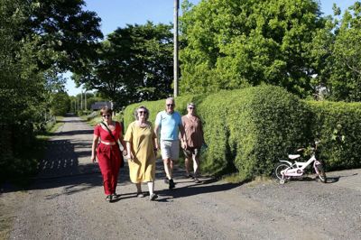 Beboerne på Enighedsvej i Fasterholt kæmper en lang, sej kamp for at få fred for trafikken i deres nabolag. Fra venstre er det Pia Pander, ægteparret Jette og Benny Bach Betzer og Yvonna Andersen. Foto: Tom Laursen