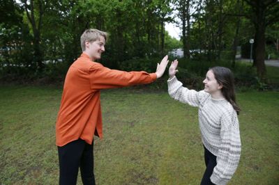 Karen Gasbjerg, 3. a, og Emil Guldbrand Jespersen, 3. b, er enige: Med studenterkørsel og dimission får de nu alligevel en form for kulmination på deres gymnasietid. Foto: Flemming Hansen