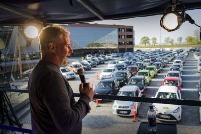 Komikeren Uffe Holm glæder sig til fra drive-in-scenen at få et gensyn med ski-vennerne fra Ikast-området. Foto: Blivibilen
