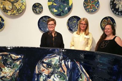De ansvarlige for udstillingen, Christina Rauh Oxbøll (t.v.) og Lotte Korshøj ses her midt i Carl-Henning Pedersens keramiske kunst med Clays direktør, Pia Wirnfeldt, i midten.