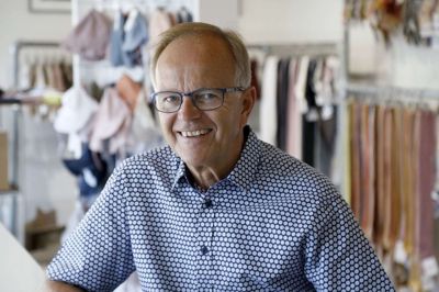 Et helt arbejdsliv i samme virksomhed - og med funktioner som alt fra arbejdsdreng til værkfører, produktionschef og medejer. Erik Mogensen kan mandag 8. juni se tilbage på 50 år i virksomheden, der siden en rekonstruktion i 2012 har heddet MP Denmark, men af mange vil være kendt som MP Strømper. Foto: Henrik Ole Jensen