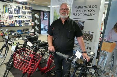 Der er gang i salget af elcykler hos flere cykelhandlere - heriblandt hos Kurt Nielsen, der har Sørvad Cykler. For ham blev elcykelsalget ligefrem en redning, da elcyklerne for alvor begyndte at tage fart for fem år siden. Foto: Henrik Lind Jørgensen