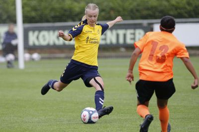 19-årige Sofie Kamp Frederiksen (t.v.) var i sidste sæson en af de bærende profiler på Vildbjergs hold. Nu tager den tidligere U16-landsholdsspiller næste skridt i sin udvikling med skiftet til AGF. Foto: Henrik Ole Jensen