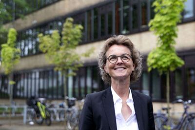 Anne-Mette Thorøe havde tirsdag første arbejdsdag som rektor på Herning HF & VUC. Coronavirussen har sat sine begrænsninger for velkomsten, men det passer hende faktisk fint. Hun har ikke brug for »den store flagallé«, som hun siger, og hun føler sig rigtig godt modtaget. Foto: Tom Laursen