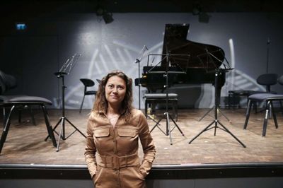 Inden Maja Hallgreen kom til Ensemble MidtVest var hun ansat som PR-medarbejder på Teatret Svalegangen i Aarhus. Det var hendes første job, efter at hun blev færdiguddannet i 2016. Ensemble MidtVest støttes af de fire kommuner Herning, Holstebro, Ikast-Brande og Struer. Foto: Flemming Hansen