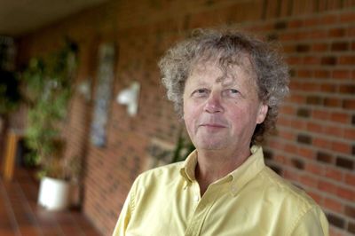 Jørn Damgaard har været viceforstander siden 2006 og efterskoleleder siden 2014, og i løbet af årene på Hammerum Efterskole har han undervist i hovedfagene dansk og biologi og i dansk som andetsprog. Og så har han faktisk også i 10 år undervist på linjefaget »Gastronomi«, der dengang hed »Kok og tjener«. Han er desuden ikke typen, der går ind for at straffe eleverne, hvis de overtræder reglerne, som det jo nogle gange hænder på en efterskole. - Kadaverdisciplin - det er slet ikke mig. Det passer ikke i min stil. Man må tale til eleverne. Ikke straffe dem, siger han. Foto: Tom Laursen