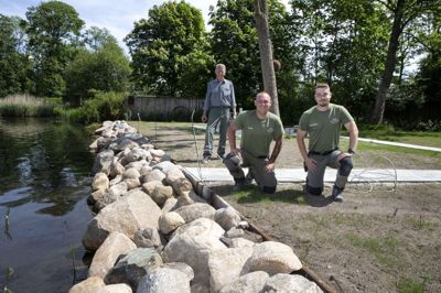Efter tre år som ansatte hos anlægsgartner Jens-Erik Haunstrup har to af hans medarbejdere overtaget virksomheden, der skifter navn til KM Anlæg og Belægning. De nye ejere er Kent Nielsen (t.v.) og Mathias Madsen - begge fra Herning og her fotograferet i gang med det seneste projekt, som blandt andet omfatter kystsikring og haveanlæg i Sunds. Foto: Tom Laursen
