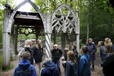 »Det ligner noget fra en gammel kirkegård.« Det var Oliver Winther Madsens ord, da han så Det Gotiske Skur, hvor eleverne satte deres rygsække og tæpper, inden de skulle på rundvisning blandt Skovsnogens godt 80 kunstværker. foto: Flemming hansen