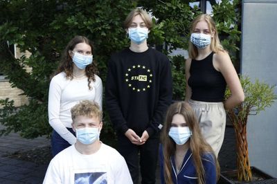 Les Lanciers med mundbind og gummihandsker - kom an! Eleverne på Midtjysk Efterskole er bare lykkelige over, at de fik deres gallafest - en gallafest, som skolen efterfølgende kaldte helt igennem perfekt. Bagerst fra venstre ses Lea Blæsbjerg, Emil Fjord og Mathilde Førster; forrest Bertram Bach Skaaning og Liva Milde. Foto: Henrik Ole Jensen