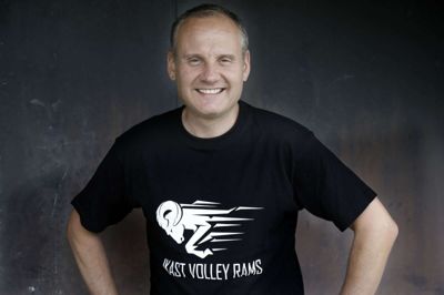 Cheftræner Peter Kjellerup og Ikasts volleymænd spillede en tæt kvartfinale i pokalturneringen mod ligaens tophold, Nordenskov fra Varde, men endte med at tabe i fire sæt. Foto: Henrik Ole Jensen