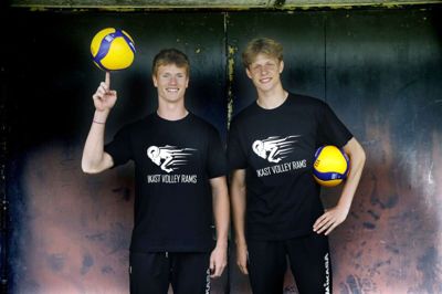 To af klubbens ni danske ungdomslandsholdsspillere, 15-årige Laurits Schultz Thynebjerg (t.v.) og 15-årige Simon Uhrenholt, står bag navnet og logoet hos byens nye herrehold, Ikast Volley Rams. Foto: Henrik Ole Jensen