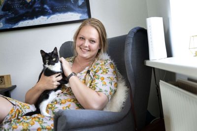 Wilma er en huskat. Hun kommer ikke uden for en dør. Den er lidt speciel, fordi den har en ekstra tå. Det kaldes »polydaktyl« på dyrlægesprog. Foto: Tom Laursen
