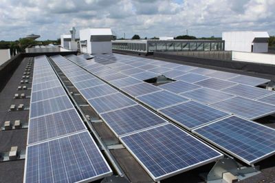 VIA har flere steder placeret solceller på tagene. Foto: PR-Foto