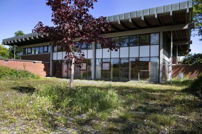 To byrådsmedlemmer ærgrer sig over, at rådhuset forfalder uden udsigt til nye planer for brug af bygningen og grunden, men de mener ikke, at politikerne har været en hæmsko for, at projekter kunne lykkes. Foto: Tom Laursen