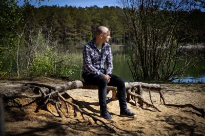 Jonas W. Sivertsen bruger naturen til eftertanke og terapi, efter hans hustru tog sit eget liv. Foto: Jakob Stigsen Andersen
