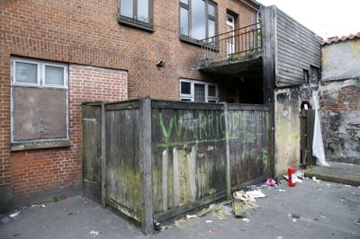 »Den våde høne« ligger bag varmestuen i Bethaniagade, men de to har ikke som sådan noget med hinanden at gøre. »Hønen« er i dag et trist syn. Det blev ramt af en brand i efteråret, kort efter kommunen havde besluttet at lukke det ned. Foto: Flemming Hansen