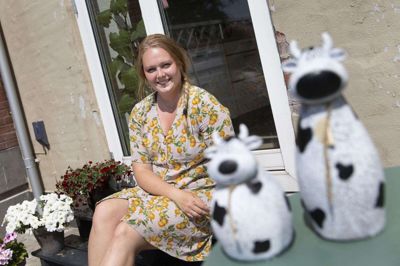 Janni Louise Feldager nøjes med et par køer af granit hjemme i den hyggelige gårdhave midt i Vildbjerg. Inden længe får hun masser af ko-kontakt, når hun skal ud at køre som dyrlæge. foto: Tom Laursen