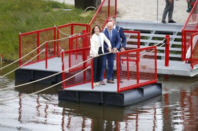 Kronprinsesse Mary, Naturkrafts direktør Peter Sand (i midten) og borgmester Hans Østergaard (V) lagde kræfterne i på trækfærgen. Foto: Tom Laursen