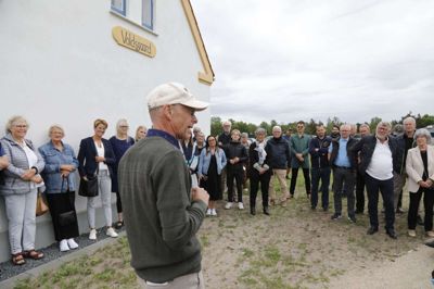 Jan Svendsen med hvid kasket ved indvielsen af Søby Brunkulsmuseum nye afdeling på Voldsgård før sommerferien. Foto: Henrik Ole Jensen