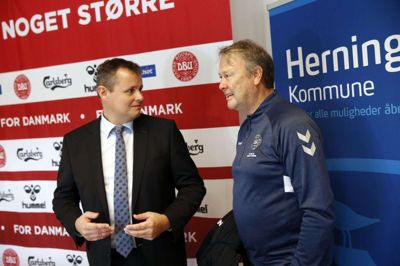 Herning-borgmester Lars Krarup (t.v.), der netop er tiltrådt som formand for Team Danmark, er ikke uvant med at begå sig i sportens verden. Her er han i selskab med tidligere fodboldlandstræner Åge Hareide. Foto: Flemming Hansen