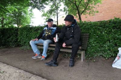 Livet er ikke altid en dans på roser. Nogle gange er der bump på vejen. Og andre gange kan et bump end ikke gøre det. Det kan de to herrer på billedet i den grad snakke med om. Kjeld Horn og Nikolaj Jensen kommer af og til på Markedspladsen. Det gør de for fællesskabets skyld. Foto: Martin Hove Thomsen