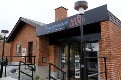 De nye biolamper ved Dagmar Bio er lavet efter biografens grundlægger, Ejvind Kristiansens, design. Ejvind var uddannet murer, men meget interesseret i film og mekanik og lidt af en Georg Gearløs, som Jens Udbye, formand for Dagmar Bio, smilende sagde i sin tale: - Hvis der havde været noget der hed LED-lys i Ejvinds tid, så havde han garanteret lavet det. Foto: Henrik Ole Jensen