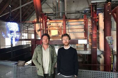 Lars Skjærbæk og Anders Ladegaard har stået for det audio-visuelle på det nye glasmuseum. Foto: Holmegaard Værk