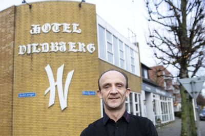 Der var ikke blade på træerne, da Heintje Simonsen lukkede Hotel Vildbjerg i marts. Det er der kommet nu. På mandag er han tilbage på hotellet, og weekenden efter er der konfirmationsfester. Foto: Tom Laursen