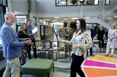 Lindbjergskolens skoleleder Erik Søgaard får overrakt diplomet, der er bevis på, at skolen i Hammerum er kåret til »Årets Skolebyggeri 2020«. Det er Ida Kamp Holmstrøm, Nordisk driftschef hos Norhcon, som overrækker diplomet. Foto: Henrik Ole Jensen