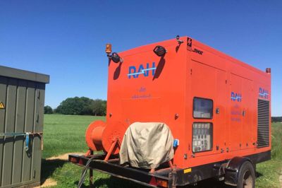 Videbæk Energiforsyning har nu lånt en nødstrømsgenerator fra RAH - Ringkøbing Amts Højspændingsanlæg. Den står på Nygade, lige nord for omfartsvejen. Foto: Ole Skydt