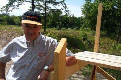 Brian Jensen skulle markere sine 30 år som eneforhandler af Wood-Mizer ved Landsskuet. Det er aflyst på grund af corona. Brian Jensen markerer sit jubilæum med særlige tilbud på savværker til alle fra små private til store virksomheder. Og så bygger han selv lige et gæstehus - i træ, naturligvis. Foto: Jesper Wind