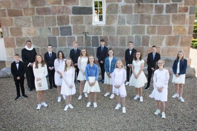 konfirmation Søndag 14. juni blev følgende konfirmeret i Vorgod Kirke: Laurits Relund Boel, Jesper Clausen, Magne Bækgård Clausen, Mette Vestergaard Clausen, Camilla Skinnerup Damgaard, Emma Ringive Grønlund, Hannah Ryttersgaard Hundal, Line Jakobsen, Lucas Vium Jensen, Oliver Damgaard Katberg, Nikolaj Siggaard Knudsen, Marianne Krat Korsholm, Line Kviesgaard, Victoria Kotus Nielsen, Nanna Sangill Rabjerg og Agnes Brølling Thorø. Foto: Gitte Volsmann