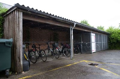 Et cykelskur med halvtag samt et par parkeringspladser ved teknik- og miljøforvaltningen på Enghavevej vil blive omdannet til et opholdssted for udsatte. Foto: Tom Laursen