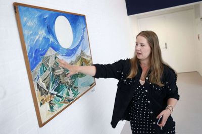 Museumsinspektør Margrethe Hedemann Mølgaard har lavet Else Alfelt-udstillingen »Bjergtaget«. Foto: Flemming Hansen