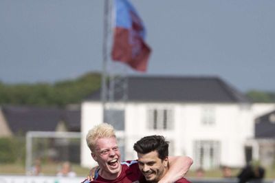 Tjørring IF vandt sikkert 3-0 oprykningskampen hjemme mod Frederikshavn. Ziad Nassar har scoret på straffesspark og tiljubles af Kenneth Lund. Foto: Tom Laursen