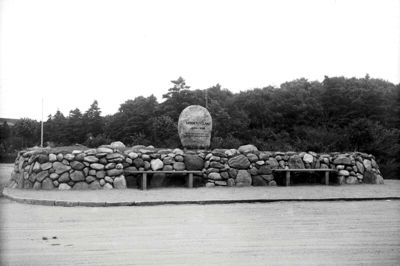 Genforeningsstenen i Herning blev rejst 1930, på tiårsdagen for den officielle genforening 1920, opstillet på en stensat forhøjning ved indkørslen til Herning fra syd. Inskriptionen er: »Sønderjylland 1864-1920« og nedenunder: »Altid det dages dog på ny, hvor hjerterne morgen vente,« hvilket er et Grundtvig-citat. Foto: Lokalhistorisk Arkiv Herning