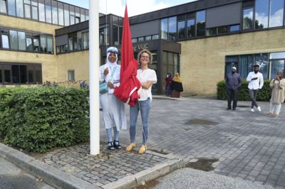 18-årige Amira Mohamad er nu student, og hun havde æren af at hejse flaget sammen med Herning HF & VUC’s nye rektor, Anne-Mette Thorøe. Foto: Martin Hove Thomsen