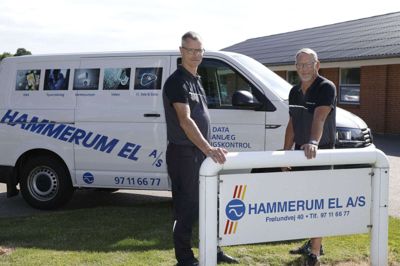 Carsten Bastrup (t.v.) overtager Hammerum El alene efter at have ejet det sammen med Flemming Christensen. Foto: Henrik Ole Jensen