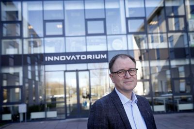Erhvervsrådets direktør, Kenneth Mikkelsen, oplever, at mange virksomheder er ved at have gang i forretningen igen. Men i flere brancher er man fortsat ramt af begrænsningerne på. hvor mange mennesker der må samles. Derfor ser han et behov for, at fremtidens hjælpepakker tager højde for dette. Foto: Flemming Hansen