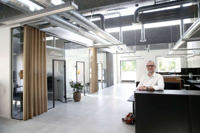 Møbelvirksomheden Karup Design er flyttet fra Karup til Herning, hvor den er rykket ind i nyrenoverede lokaler. Direktør Anders Stampe står i spidsen for 14 ansatte. Foto: Flemming Hansen