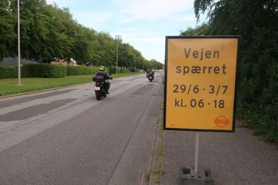 Herning Kommune og asfalt-entreprenøren Pankas har opsat skilte på de veje, der er berørt af lukningen i uge 27. Det drejer sig om Ejsingkærvej, Park Alle Pugdalvej og Lille Pugdalvej i den vestlige del af Vildbjerg. Foto: Henrik Lind Jørgensen