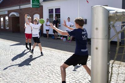 Vildbjerg KFUM Håndbold kunne godt tænke sig flere medlemmer. Der blev kastet en bold eller mange for sagen i Søndergade. Foto: Tom LAURSEN