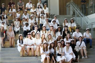 Studenterårgang 2020 har haft markant anderledes afslutning på gymnasietiden, end hvad tidligere studenter har oplevet. Billedet er fra dimissionen på Herning Gymnasium, hvor rektors tale blev streamet ud til klasselokalerne. Kun få elever oplevede talen live. Foto: Flemming Hansen