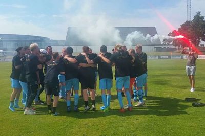 Tjørring-spillerne festede igennem, da oprykningen var cementeret på Empire Stadium, som stadion i Frederikshavn så majestætisk hedder efter en lokal restaurant, der sponsorerer klubben. Foto: Jørn Just Kristensen