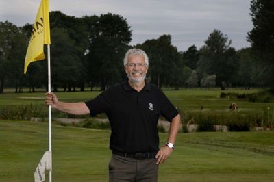 Der er grund til smil hos golfmanager Bo West Møller fra Herning Golf Klub. Sæsonen er kommet godt i gang, og der kommer stadig folk, som er interesserede i at lære at spille golf. Foto: Henrik Ole Jensen