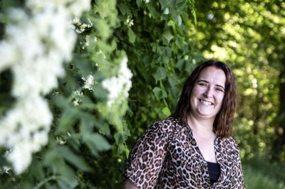 Mia Husum Poulsgaard har haft en hektisk juni som skolelærer, og der har også været audition i Skarrild til musicalen »Grease«. Hun glæder sig til snart at kunne gå på ferie. Foto: Tom Laursen