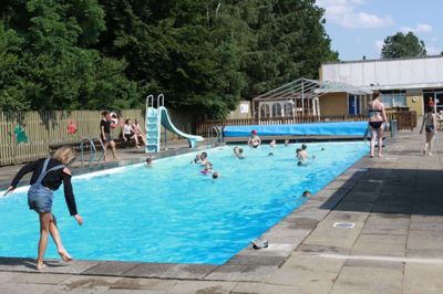 Uge 26 bød på dage med temperaturer omkring de 28 grader, og det skabte naturligt nok ekstra rykind hos Engesvang Friluftsbad. Med udsigt til en sommer, hvor de fleste danskere har droppet badeferien ved Middelhavet, forventer bestyrelsen, at der bliver sat besøgsrekord i friluftsbadet. Foto: Privatfoto