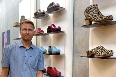 Sanita Footwear med direktør Karsten Nørbjerg Christensen i spidsen har været kendt for at producere træsko, men de seneste år har Herning-virksomheden også tilføjet eksempelvis sikkerhedssko til porteføljen for at have flere ben at stå på.